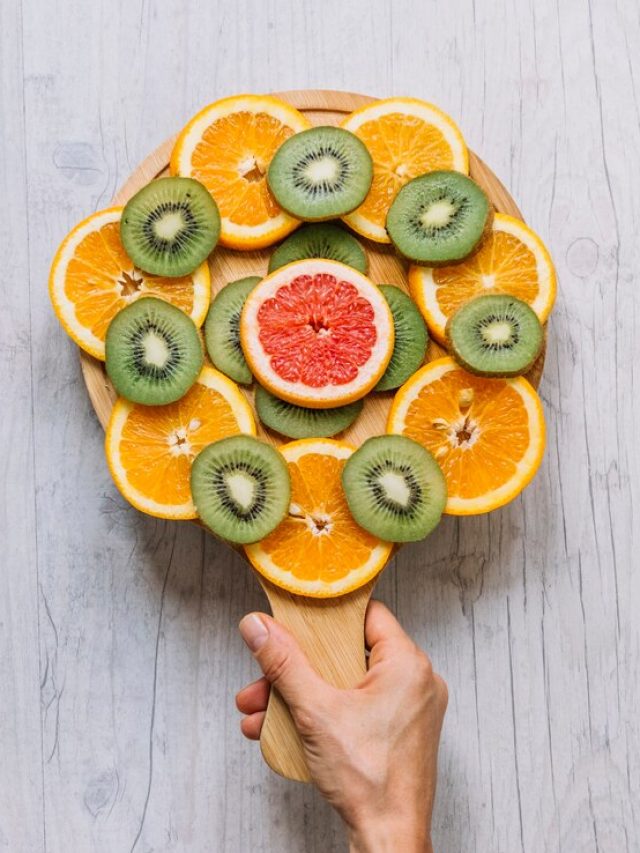 mao-de-colheita-segurando-placa-com-frutas_23-2147931436