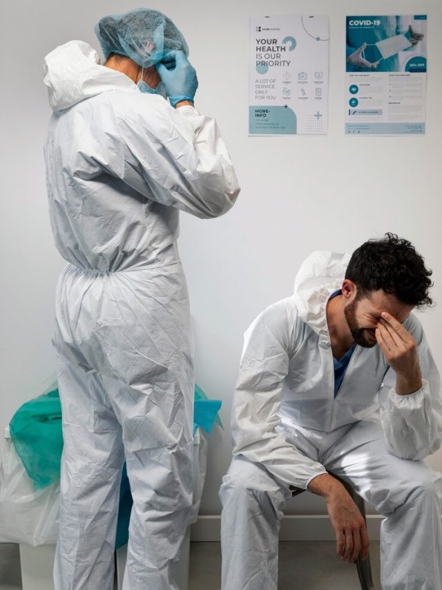 medicos-com-atiradores-medios-vestindo-roupas-de-materiais-perigosos_23-2149009818