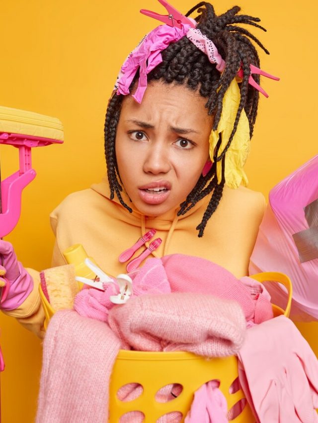 mulher-afro-americana-indignada-fazendo-poses-de-dreadlocks-com-lixo_273609-50201
