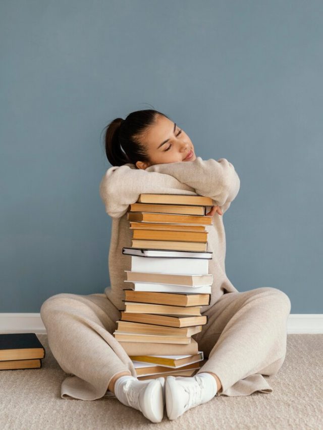 mulher-em-foto-completa-deitada-na-pilha-de-livros_23-2148882706