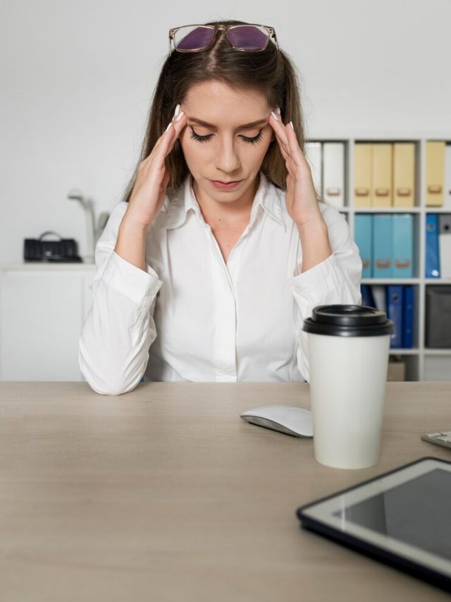 mulher-parecendo-cansada-no-trabalho-por-causa-do-tempo-que-passa-ao-telefone_23-2149017697