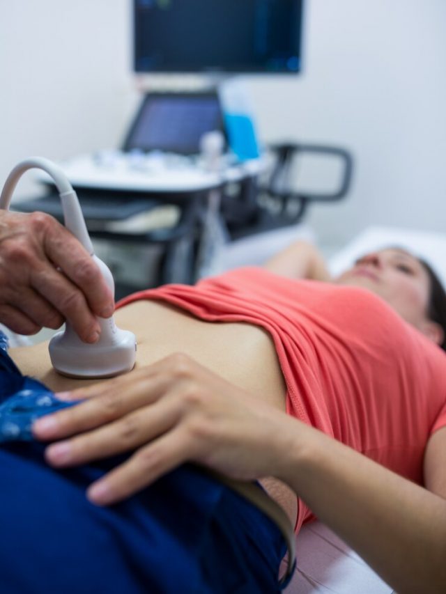mulher-que-comec-o-ultra-som-de-um-abdomen-de-medico_1170-2189