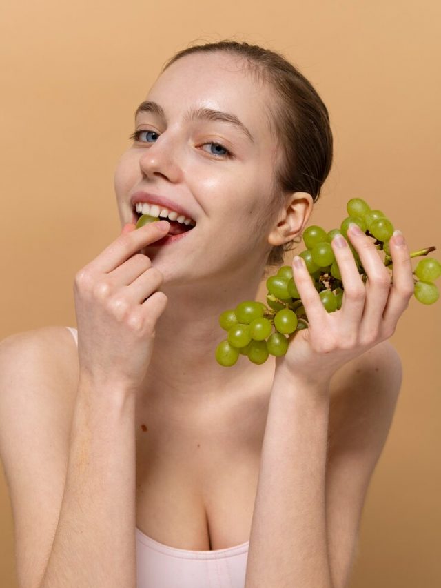 mulher-sorridente-de-tiro-medio-com-uvas_23-2149408717