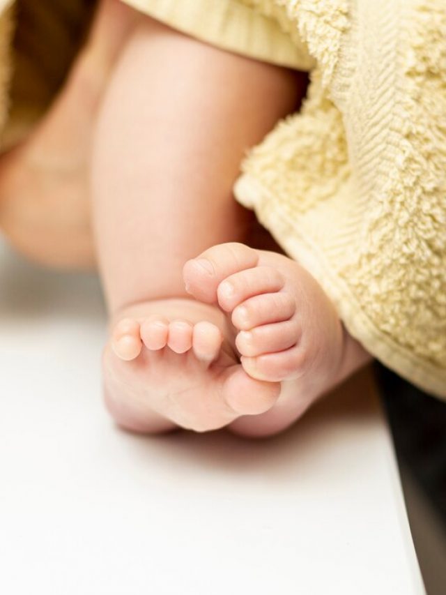 pes-de-bebe-pequeno-close-up-com-toalha_23-2148271072