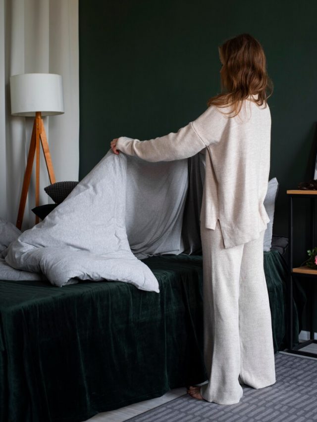pessoa-no-quarto-com-decoracao-de-cama_23-2150551169
