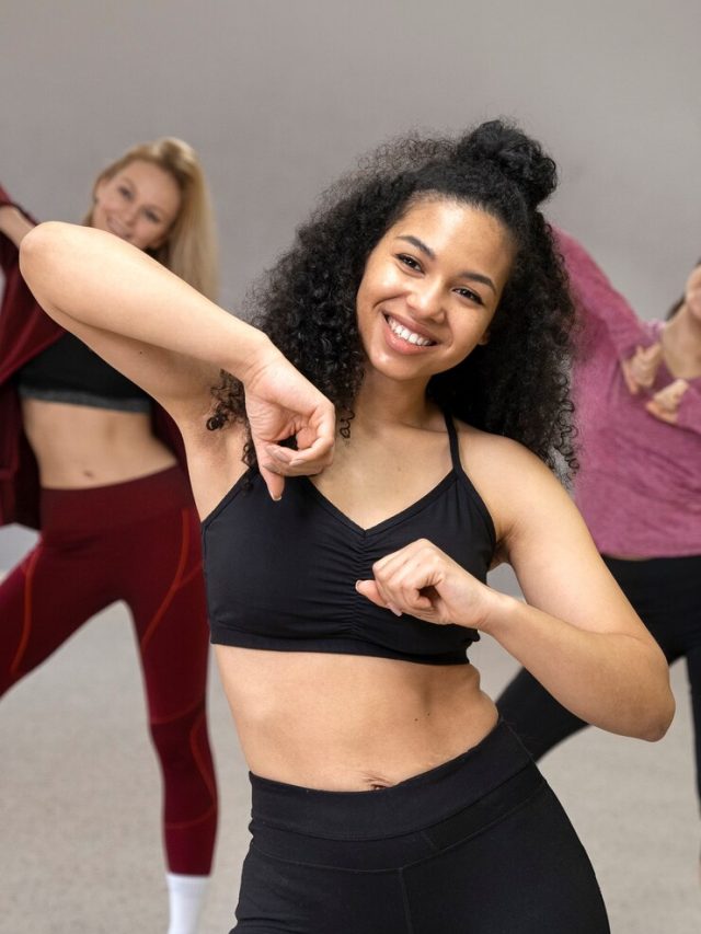 pessoas-que-participam-da-aula-de-terapia-de-danca_23-2149346549