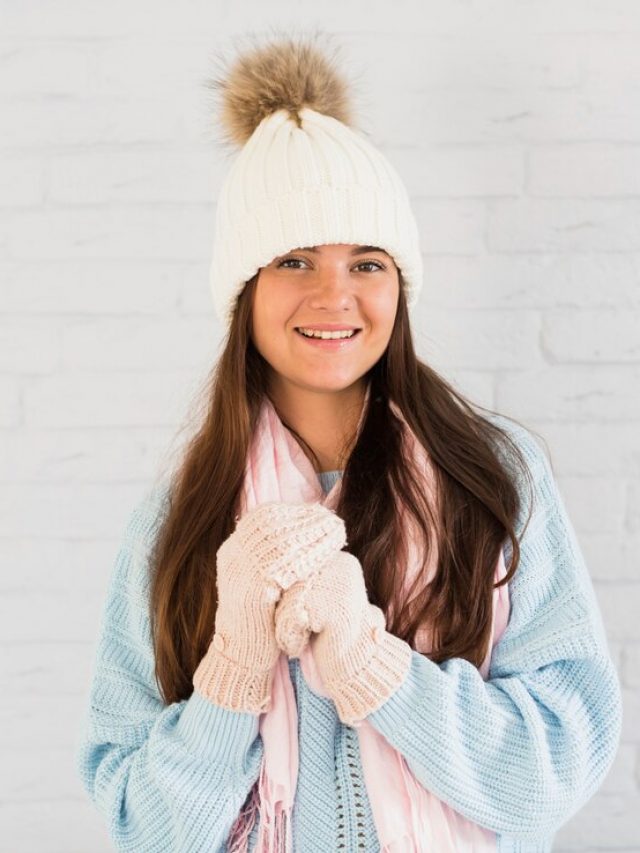 sorrindo-senhora-em-luvas-bobble-chapeu-e-echarpe_23-2147987662