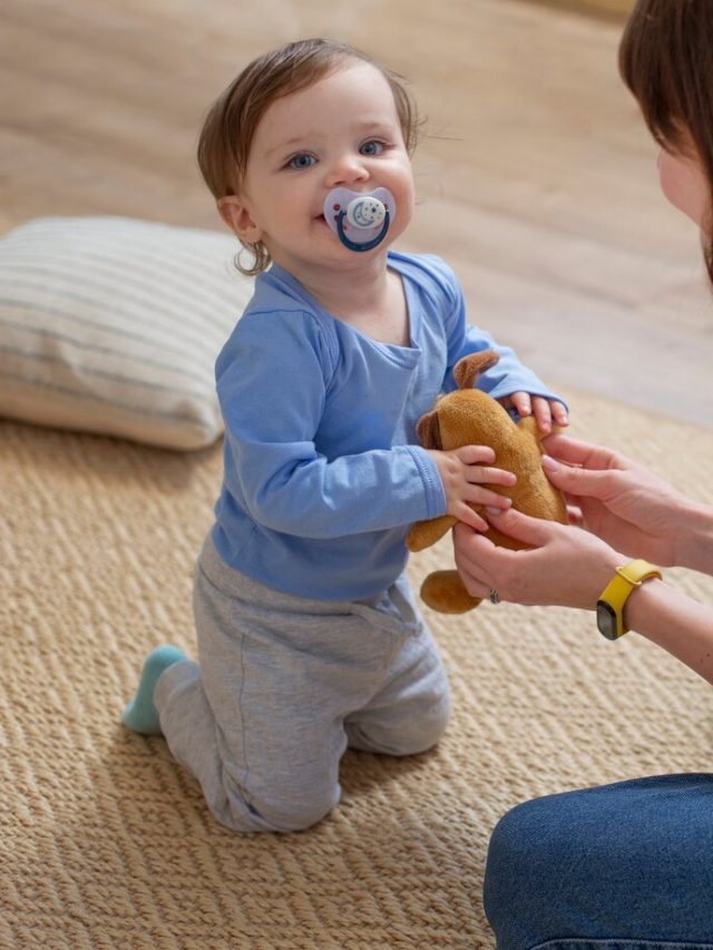 tiro-medio-mae-e-bebe-em-casa_23-2149320463