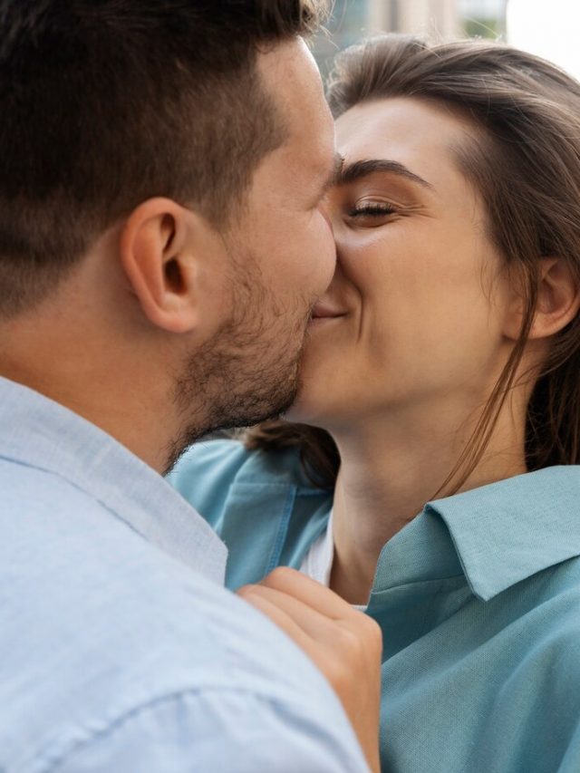 vista-lateral-casal-beijando-la-fora_23-2149627971