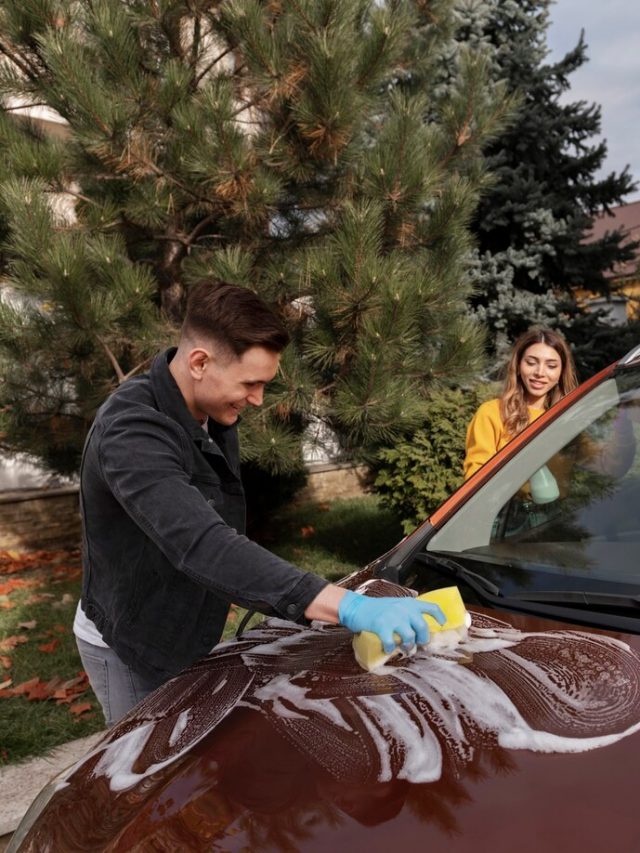 close-no-processo-de-cuidado-do-carro_23-2149193168