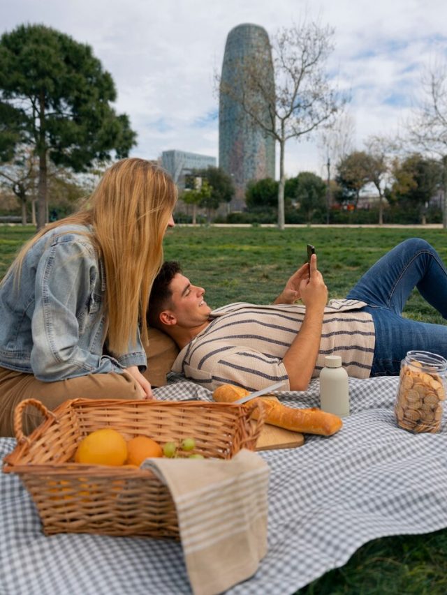 grupo-de-amigos-lendo-mensagens-de-celular_23-2150409963