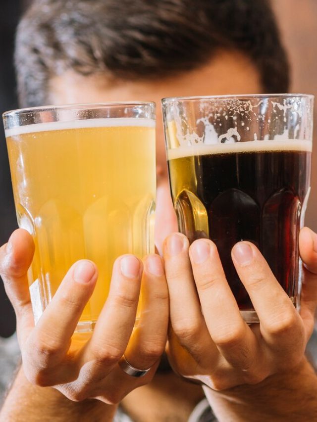homem-segurando-copos-de-rum-e-cerveja-frente-seu-rosto_23-2147919286