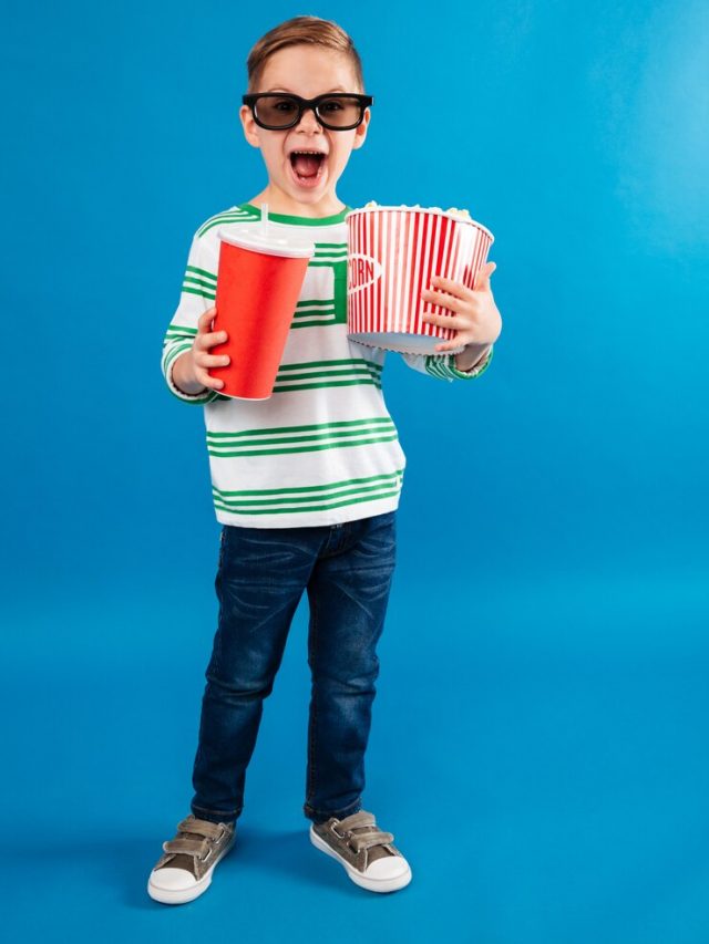 imagem-de-corpo-inteiro-de-menino-feliz-em-oculos_171337-7325