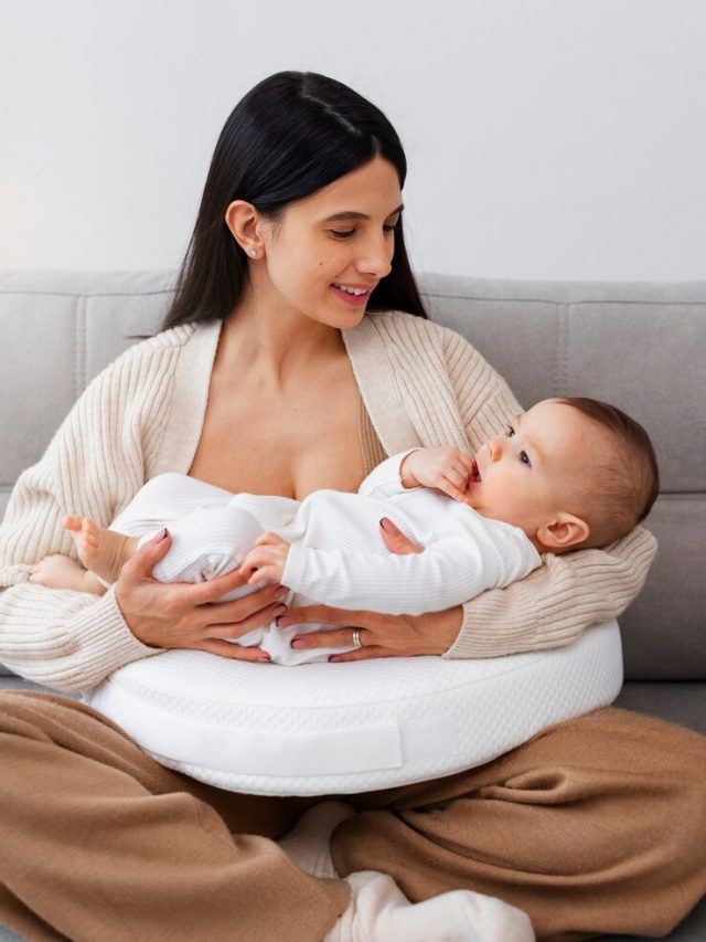 mae-de-tiro-completo-segurando-bebe-recem-nascido_23-2150227225