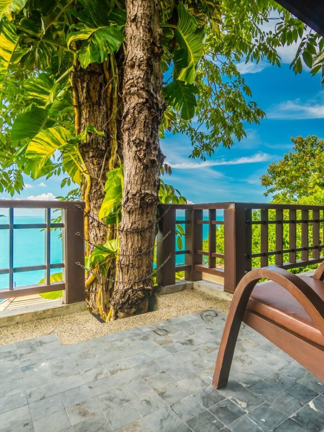 patio-ou-varanda-com-cadeira-em-torno-do-mar-e-vista-para-o-mar_74190-6863