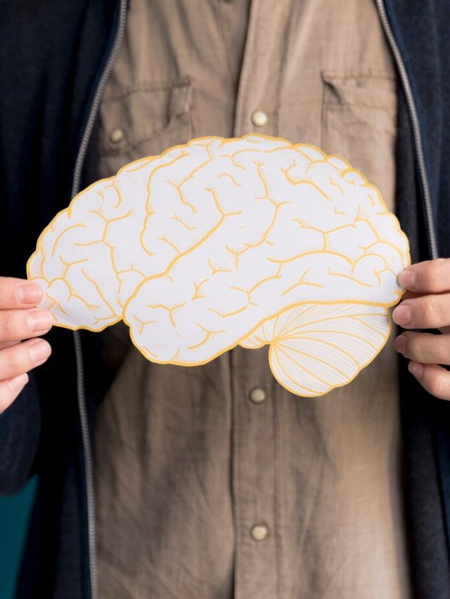 close-up-homem-segurando-o-cerebro-de-papel_23-2148513876