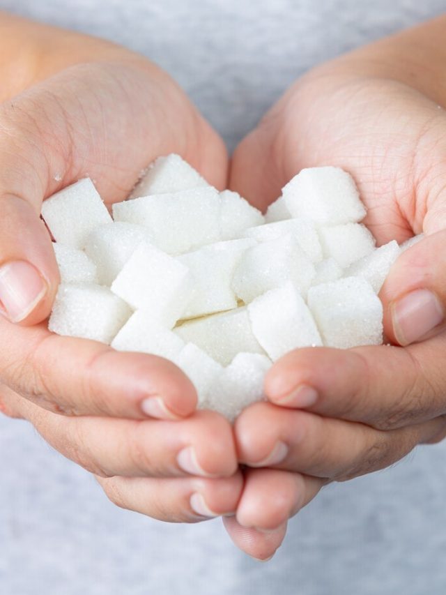 dia-mundial-da-diabetes-mao-segurando-cubos-de-acucar_1150-26671