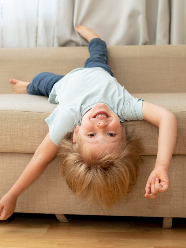 garoto-bonito-no-sofa_23-2148630658