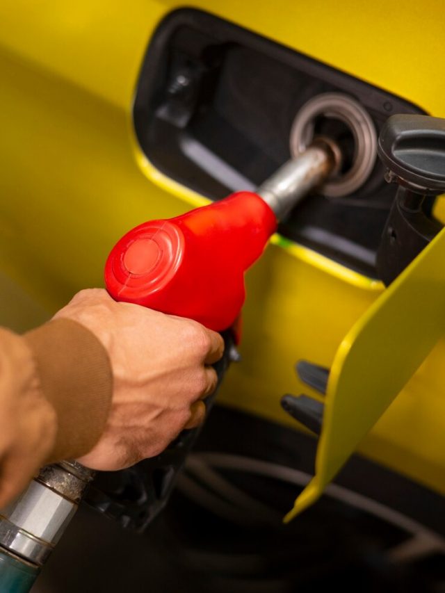 homem-de-alto-angulo-no-posto-de-gasolina_23-2150697516