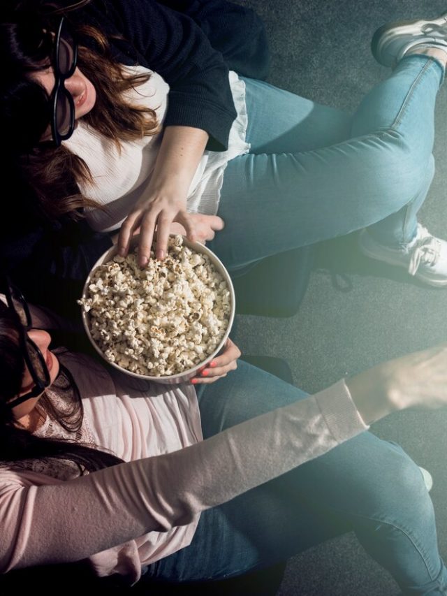 menina-com-pipoca-em-cinema_23-2147989273