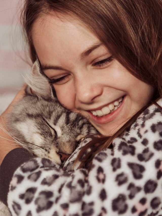 menina-e-gato-sendo-felizes-e-amaveis_23-2148797407