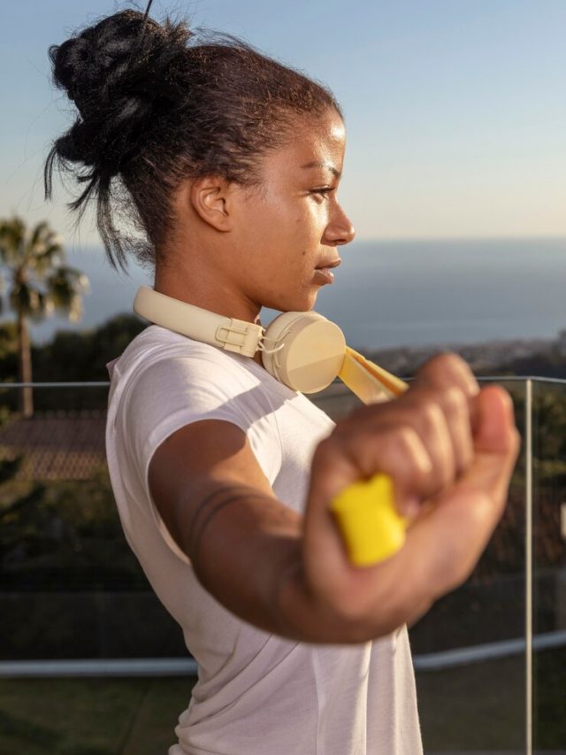 mulher-com-fones-de-ouvido-fazendo-exercicios-em-casa_23-2148928944