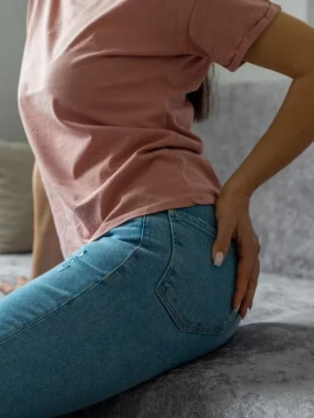 mulher-sentada-no-sofa-com-a-mao-no-bumbum-card_m-1