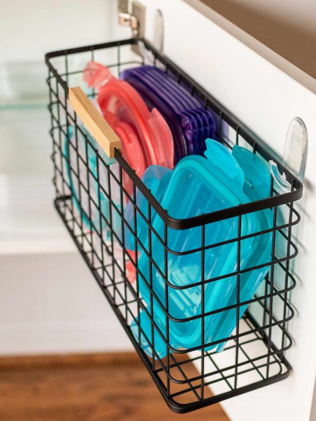 organizador-de-tampas-potes-porta-do-armario-command-hooks-kitchen-organization-ideas