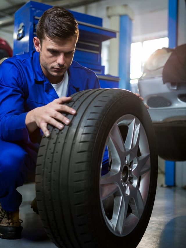 pneu-examinar-mechanic_1170-1585