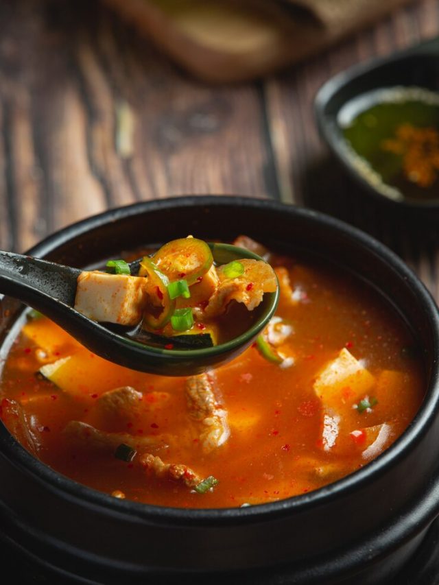 sopa-de-pasta-de-feijao-no-estilo-coreano_1150-42954