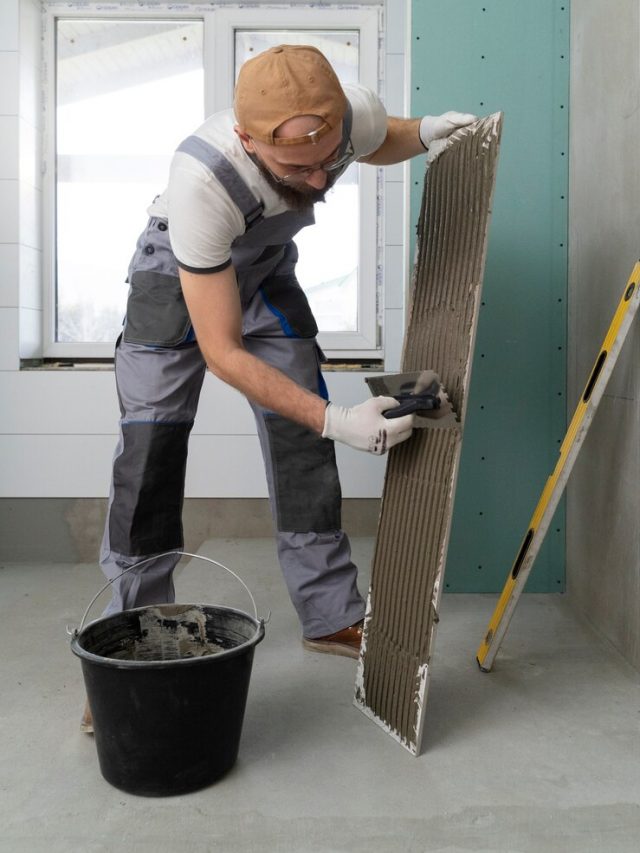 tiler-trabalhando-na-renovacao-do-apartamento_23-2149278593