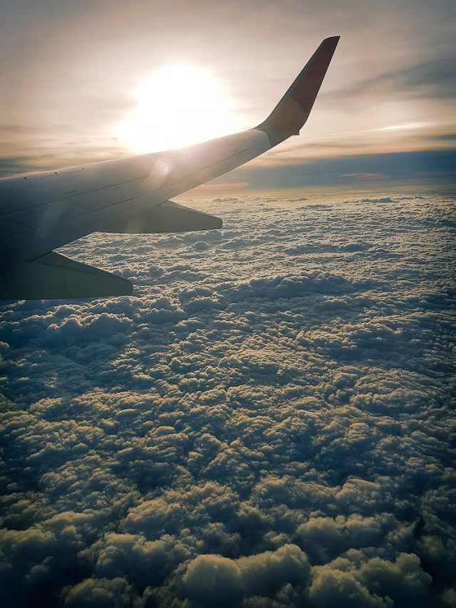 aviao-voando-sobre-as-nuvens_53876-23424
