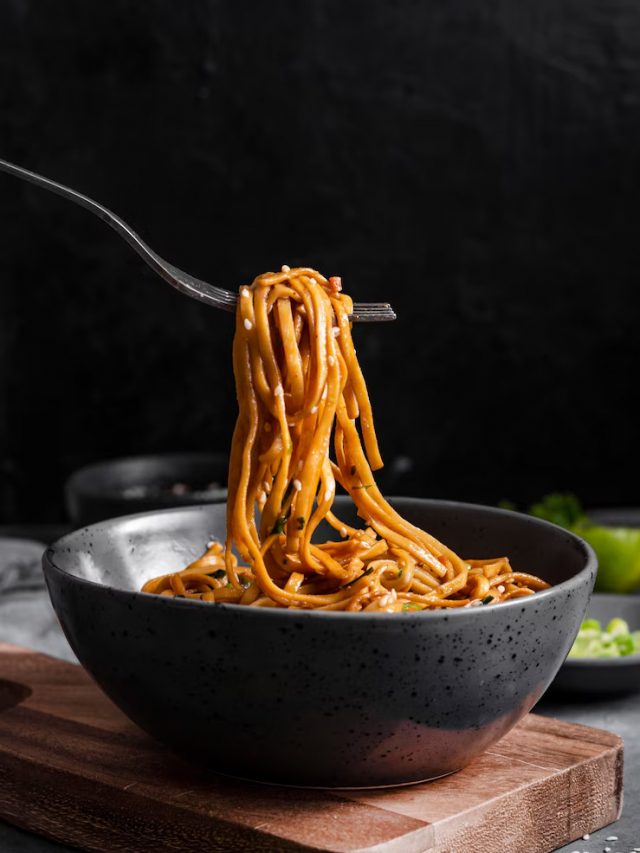 conceito-de-macarrao-asiatico-delicioso_23-2148773773