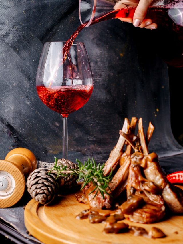 farinha-de-carne-na-superficie-de-madeira-marrom-junto-com-vinho-tinto-na-superficie-cinza_140725-14186