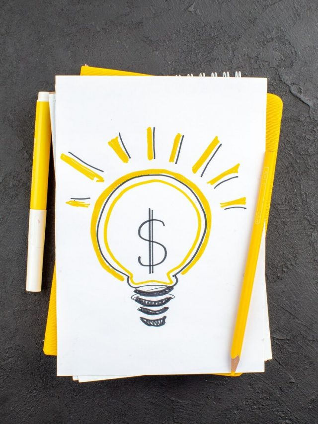 lampada-amarela-idealight-vista-superior-escrita-no-marcador-amarelo-do-bloco-de-notas-e-lapis-no-preto_140725-145712
