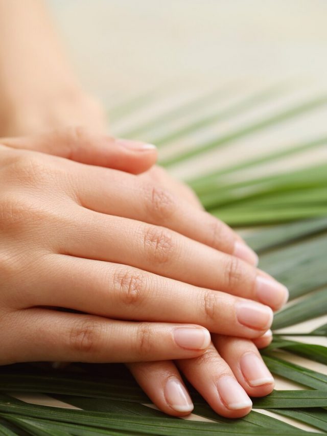 maos-femininas-conceito-de-cuidados-com-a-pele-e-manicure_144627-42102