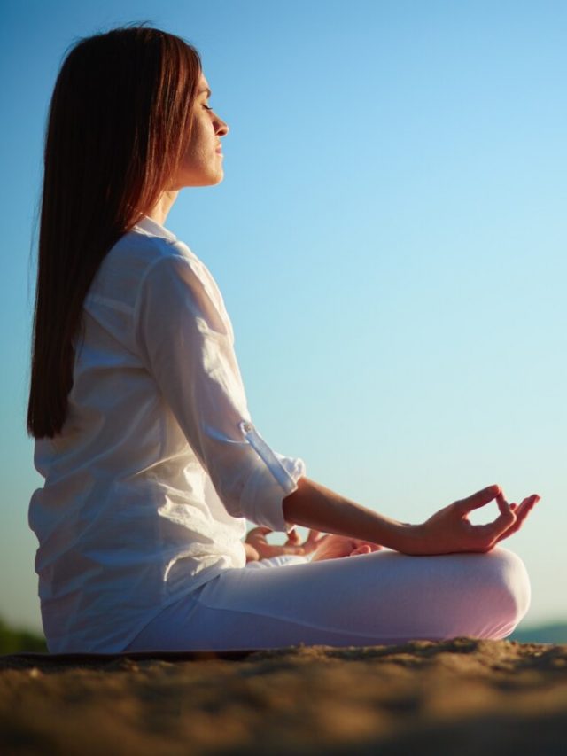 mulher-meditando-em-posicao-de-lotus_1098-1435