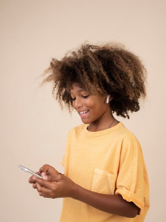 retrato-de-adolescente-descolado-usando-smartphone_23-2149085828