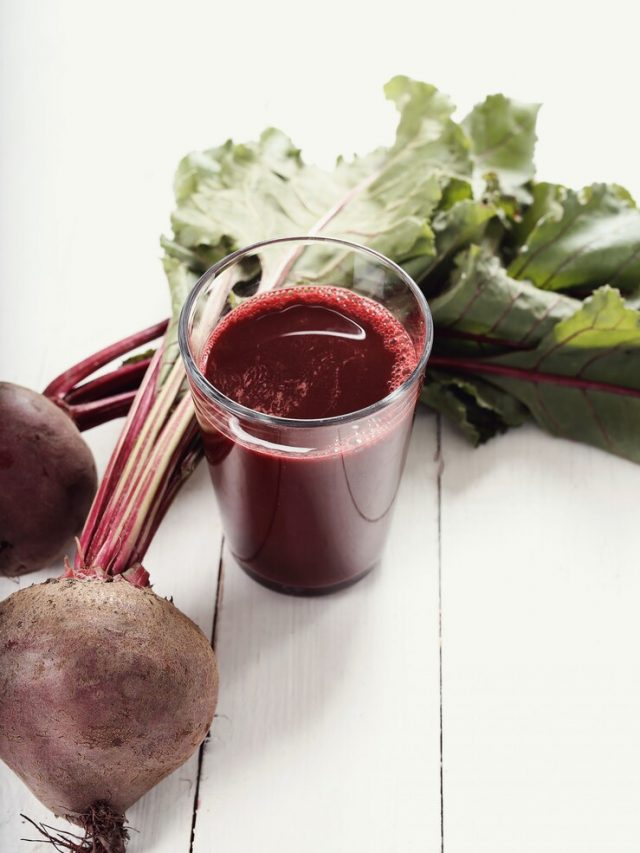 suco-de-beterraba-na-mesa-de-madeira-branca_144627-29555
