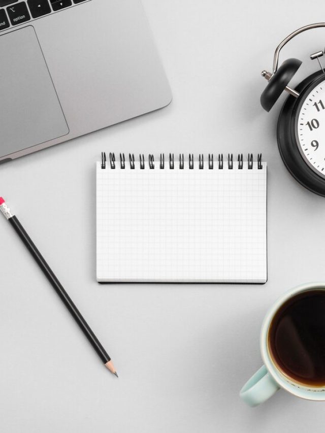 area-de-trabalho-de-escritorio-com-laptop-e-um-relogio_23-2148174157