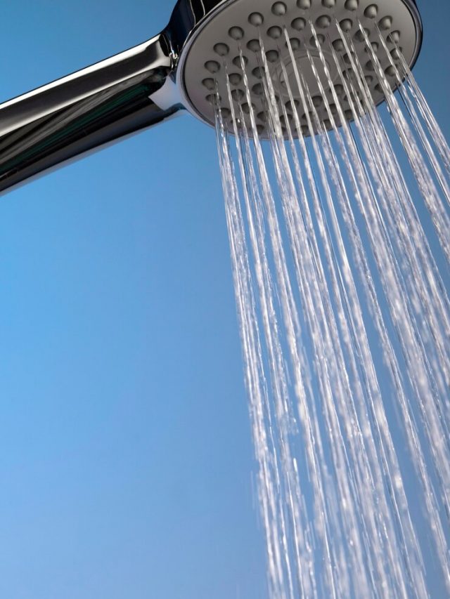 chuveiro-com-agua-quente_23-2149088623