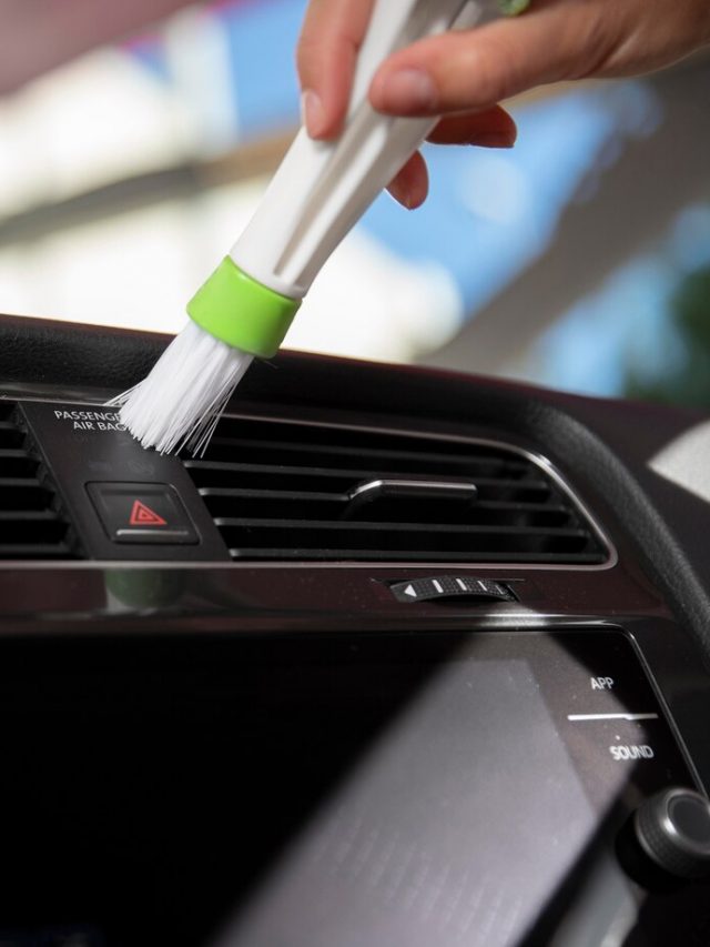 close-up-na-limpeza-do-carro_23-2149172884