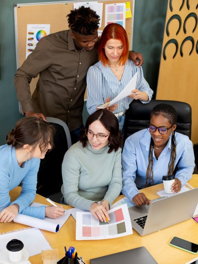 colegas-de-trabalho-de-tiro-medio-fazendo-seu-trabalho_23-2149337242