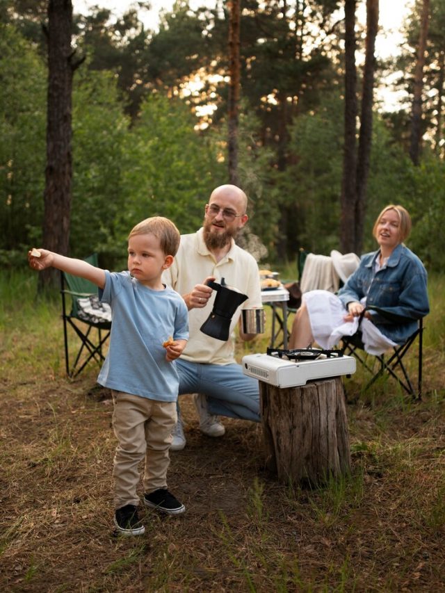 familia-preparando-o-jantar-no-acampamento_23-2149496828
