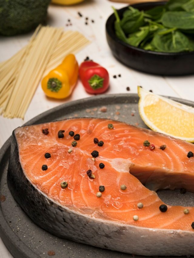 ingredientes-de-alto-angulo-com-file-de-salmao_23-2148440918