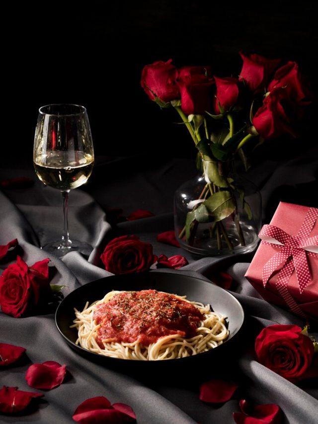 mesa-de-dia-dos-namorados-posta-com-macarrao-e-buque-de-rosas_23-2148752649