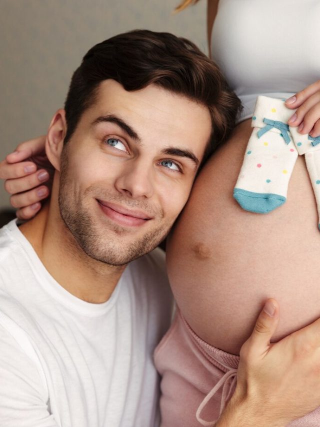 o-homem-abraca-a-barriga-de-sua-esposa-gravida-tenta-ouvir-o-bebe_171337-7087