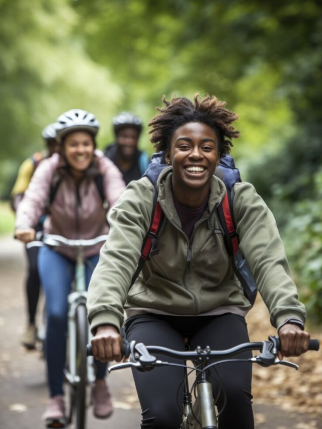 pessoas-andando-de-bicicleta-em-grupo-na-natureza_23-2150816069