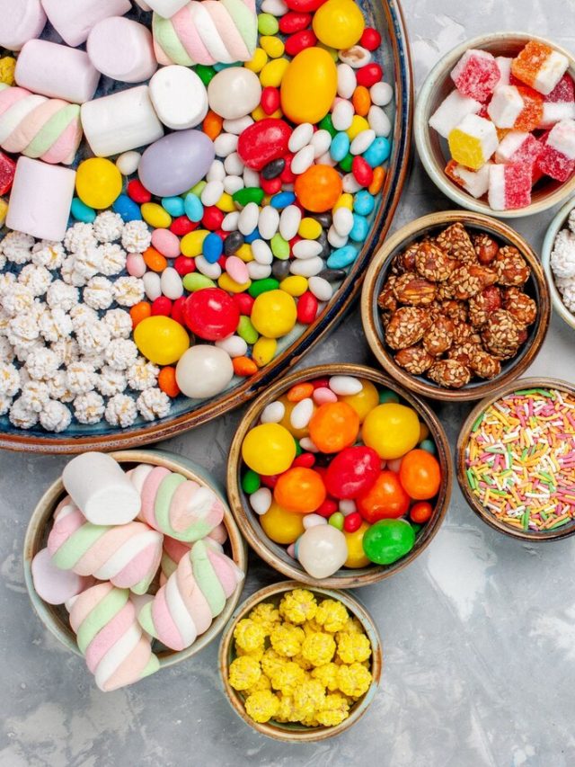 vista-de-cima-composicao-de-doces-doces-e-deliciosos-doces-com-marshmallow-na-mesa-branca-guloseima-confiture-doce_140725-65694
