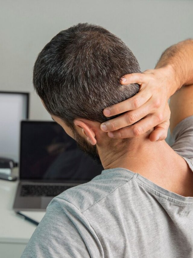 vista-traseira-de-um-homem-se-alongando-enquanto-trabalhava-em-casa_23-2148806667